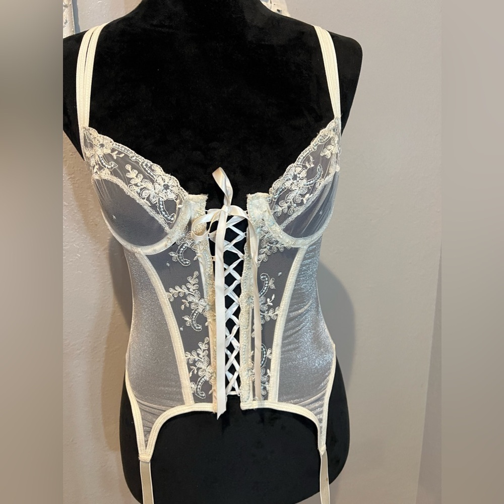 Beautiful embroidered cream and blue corset - Picture 4 of 10